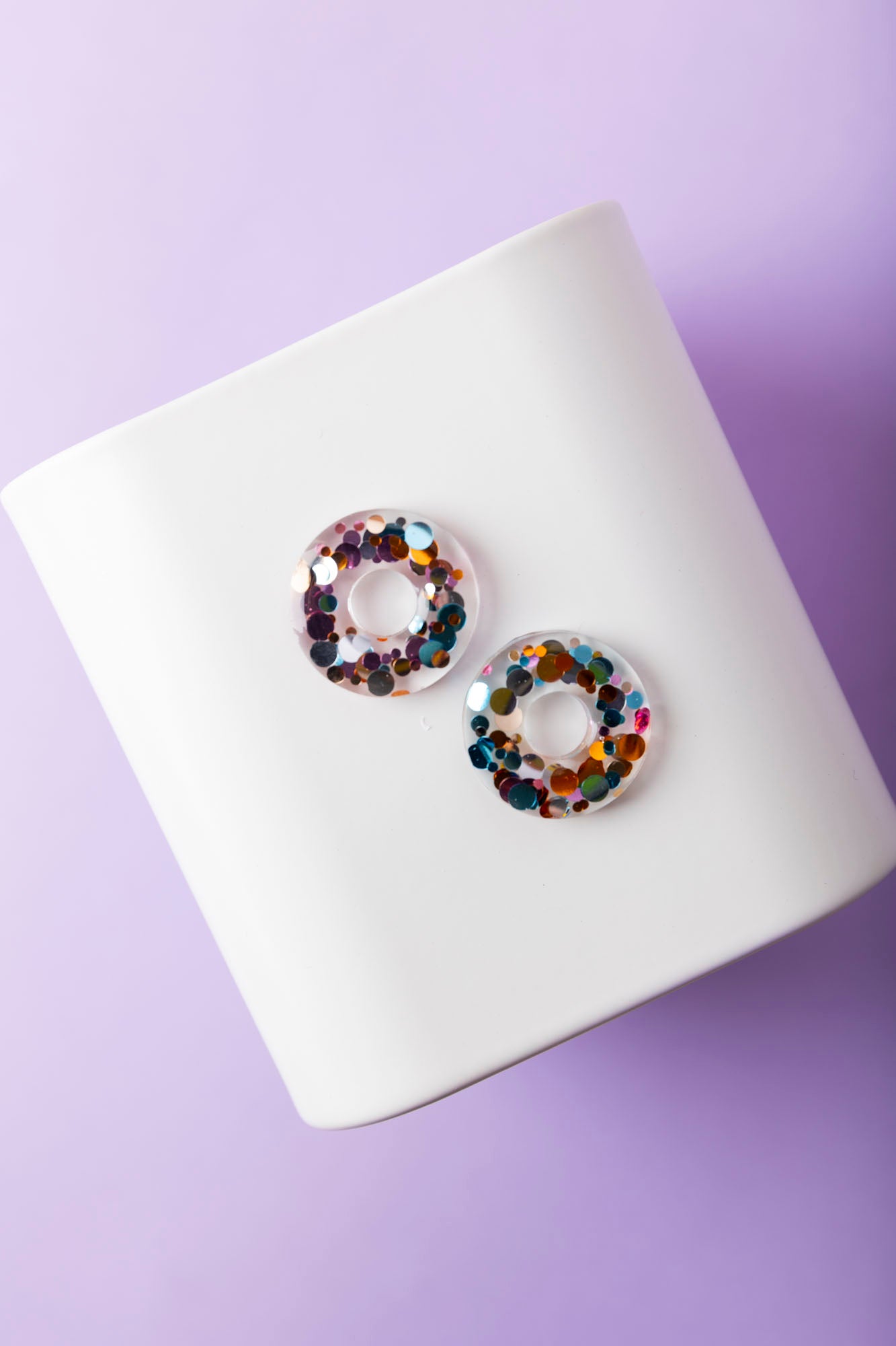 Pampilles en forme de donut fabriquées à la main avec de la résine époxy