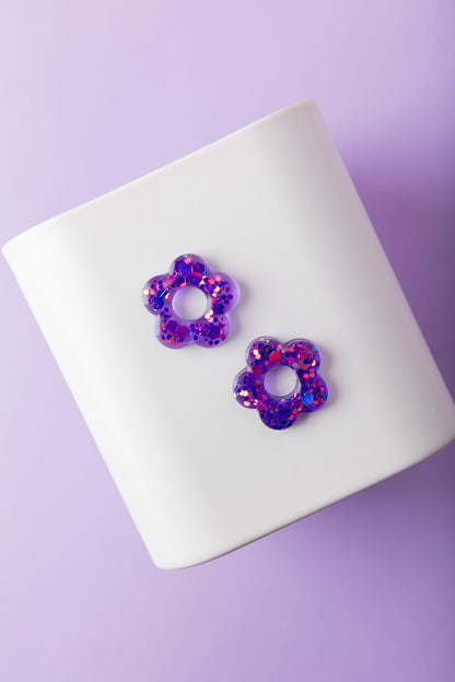 Pampilles en forme de fleur fabriquées à la main avec de la résine époxy.