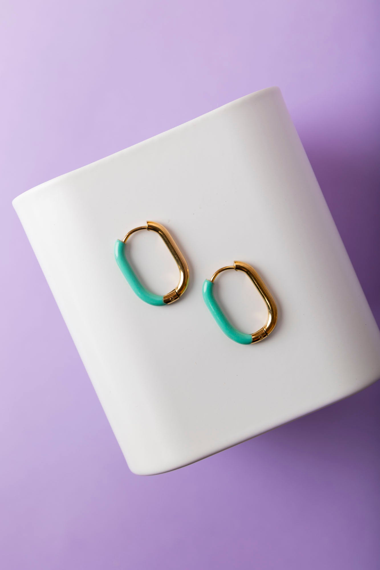 Créoles dorées en acier inoxydable enrobées de résine turquoise