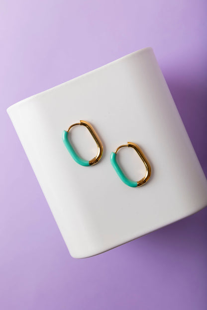 Créoles dorées en acier inoxydable enrobées de résine turquoise