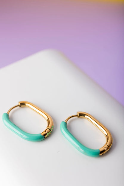 Créoles dorées en acier inoxydable enrobées de résine turquoise