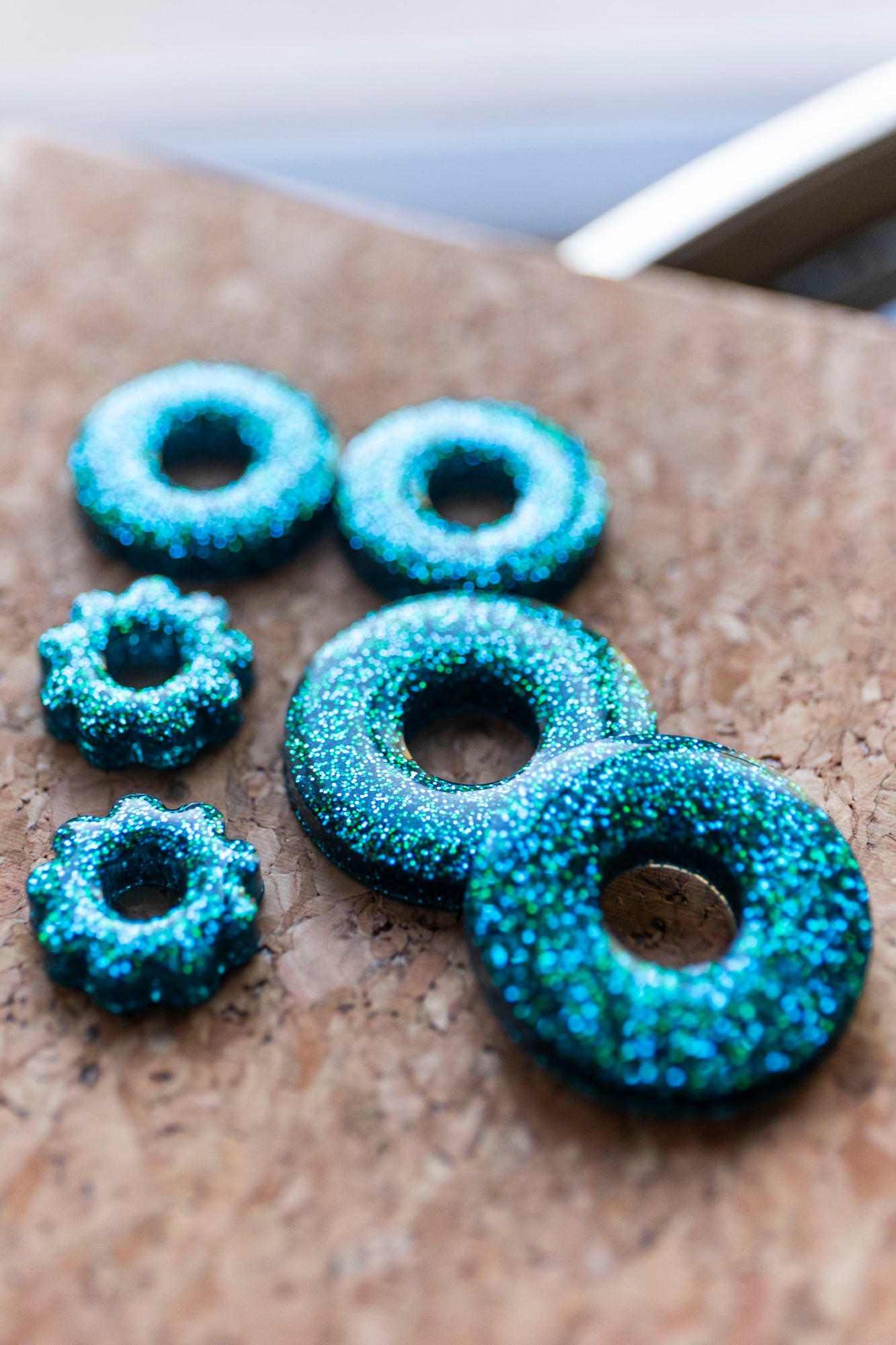 Pampilles en forme de donut fabriquées à la main avec de la résine epoxy